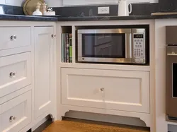 Дизайн кухня с микроволновкой в шкафу