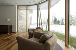 Дизайн гостиной с витражными окнами