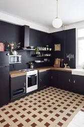 Дызайн кухні з цёмнай падлогай і светлымі сценамі