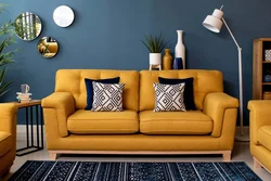Дизайн гостиной с горчичным диваном