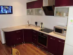 Интерьер угловой кухни с телевизором на стене
