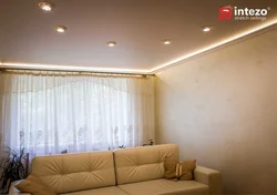 Потолки натяжные фото для зала в квартире одноуровневые со светильниками