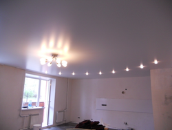 Потолки натяжные фото для зала в квартире одноуровневые со светильниками
