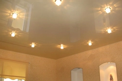 Bir mənzildə salon üçün asma tavan fotoşəkilləri, lampaları olan bir səviyyəli