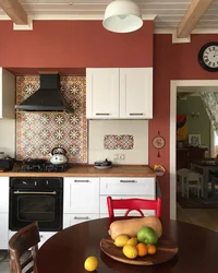 Дизайн кухни с цветами кирпичного цвета