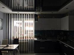 Интерьер кухни с натяжным черным потолком