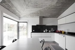 Кухня с серым потолком фото