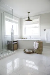 Интерьер ванной белый пол