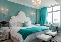 Интерьер спальни с кроватью бирюзового цвета