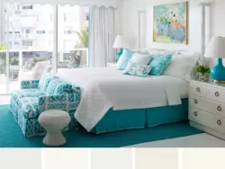 Интерьер спальни с кроватью бирюзового цвета