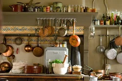 Кухонны посуд на кухні фота