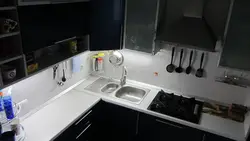 Пліта і мыйка на маленькай кухні фота