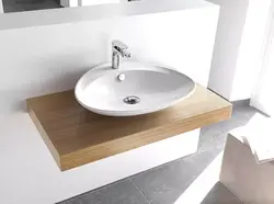 İnteryerdəki vanna otağı fotoşəkilində tezgahın üstünə lavabo