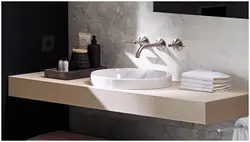 İnteryerdəki vanna otağı fotoşəkilində tezgahın üstünə lavabo