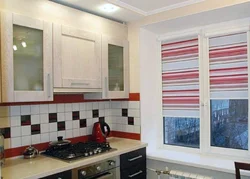How to decorate a window with blinds in the kitchen photo