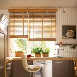 Как оформить окно с жалюзи на кухне фото