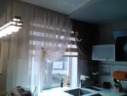 Рулонные шторы с тюлью в интерьере кухни