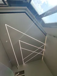 Аспалы төбелер жатын бөлмеге арналған жарық сызықтары фото