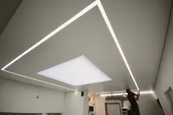 Аспалы төбелер жатын бөлмеге арналған жарық сызықтары фото
