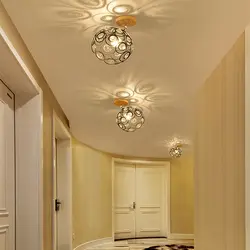 Koridorda asma tavan fotoşəkilinə lampaların yerləşdirilməsi