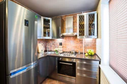 Кухня угловая дизайн фото с холодильником у окна