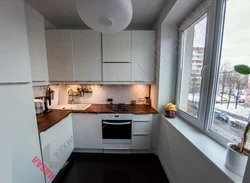 Кухня кутняя дызайн фота з халадзільнікам у акна
