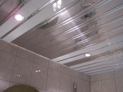 Banyoda alüminium tavanların fotoşəkili
