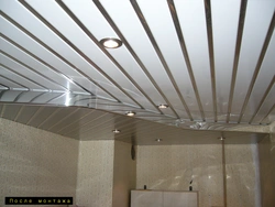 Banyoda alüminium tavanların fotoşəkili