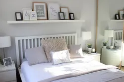 Полки над кроватью в спальне фото