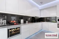 Кухня с белой столешницей и фартуком в интерьере