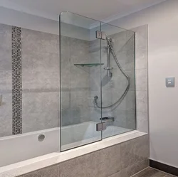 Стеклянная шторка для ванной в интерьере