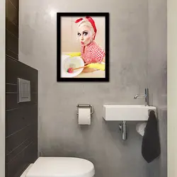 Ванна бөлмесінің фотосуретіндегі плакаттар
