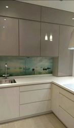 Кухня с гладким фасадом фото