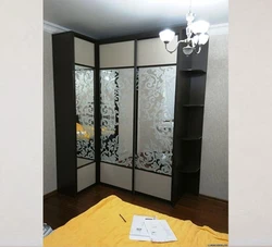 Шкафы купе угловые в гостиную с зеркалом фото