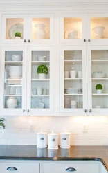 Навесные шкафы для кухни со стеклом в интерьере