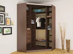 Айна фотосуреті бар жатын бөлмедегі киімге арналған бұрыштық гардероб