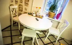 Round table in a small kitchen real photos
