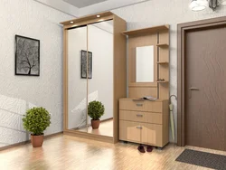 Koridor garderobi va oynali fotosurat bilan poyabzal rafi