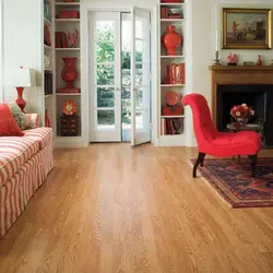 Интерьер гостиной с рыжим полом