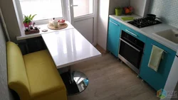 Дызайн кухні з халадзільнікам і канапай