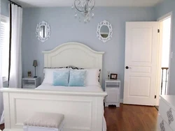 Белый цвет стен в интерьере спальни