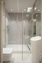 Дизайн ванны светлые тона с душевой