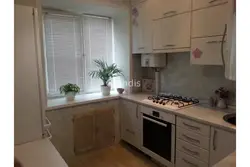 Маленькая кухня с холодильником и газовой колонкой фото