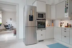 Дизайн кухни холодильник в углу