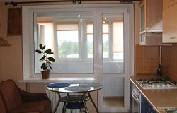 Панэльны дом кухня з балконам фота