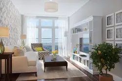 Дизайн маленькой гостиной с балконом