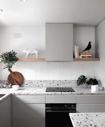 Фото дизайн фартука кухни с белой столешницей