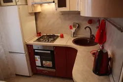 Дызайн кухні хрушчоўкі з газавай плітой і халадзільнікам 6 кв