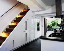 Кухня с лестницей на второй этаж дизайн фото
