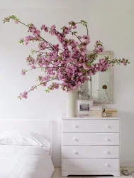 Дизайн спальни цветы на стене